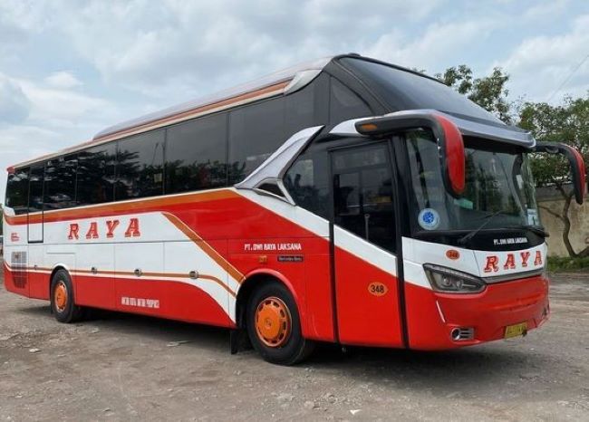 Raya Bus Semarang Jakarta - Photo by RedBus